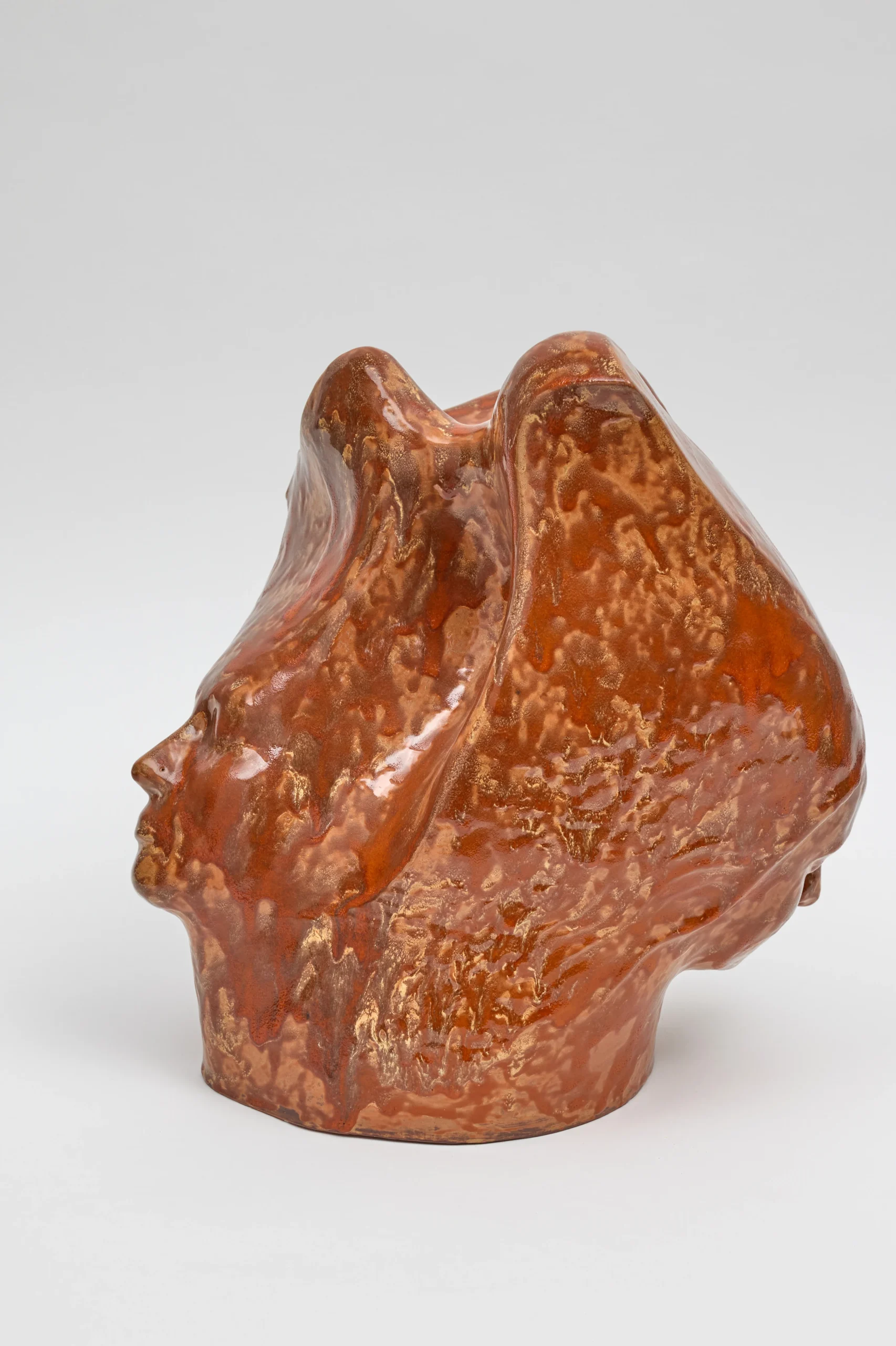 “Intellectual Interferences” (2024), ceramic artwork by Mariana Carp in red clay and glazes, 45 × 42 × 30 cm
